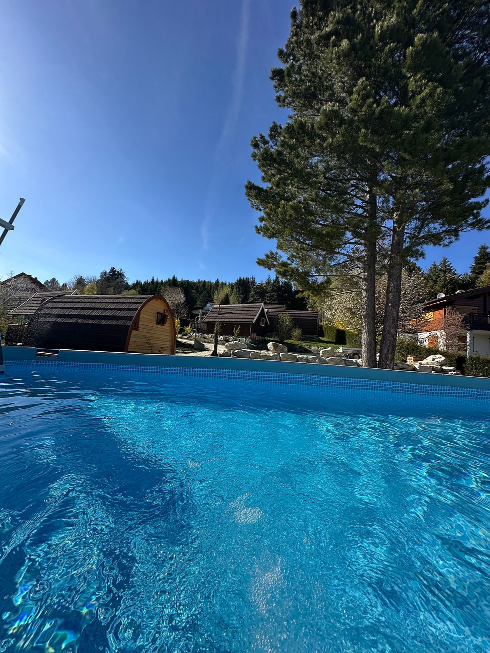 Pool mit Sandstrand direkt am Glamping Park