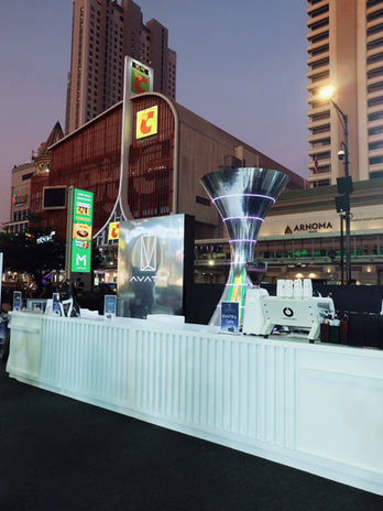 บูธกาแฟสีขาวของ Maxperts พร้อมเครื่องบดกาแฟในพื้นที่จัดงาน AVATR กลางแจ้ง
