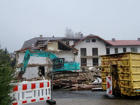 Abriss in vollem Gange, ebenso das Aushöhlen des Bestandes