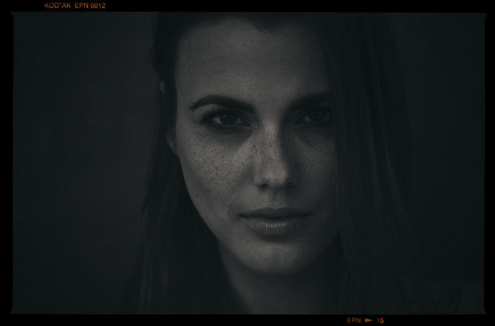 Low Key Close Up Portrait eines dunkelhaarigen weiblichen Models