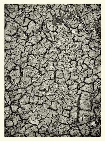 monochromes Detail eines ausgedorrten Lehmbodens in Marokko