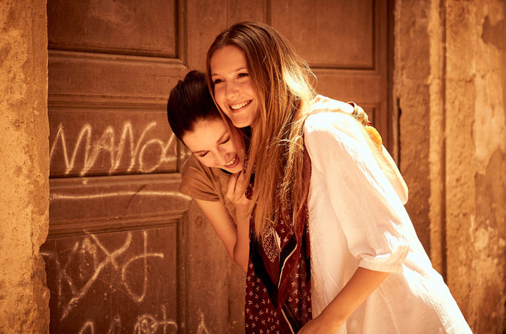 zwei weibliche Models haben Spaß in der Altstadt vom Almeria 