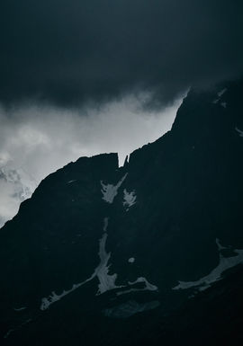 monochrome Berge der französischen Alpen bei Chamonix mit dramatischen Wolken bei Schlechtwetter