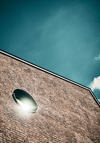 Architekturdetail des Riegelbaus mit Bullaugen Fenster im Bestehornpark in warm kalt Komplementär Stil