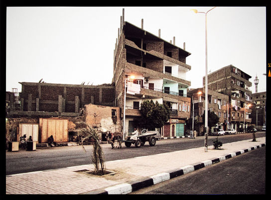 Straßenansicht von Kairo in Ägypten mit Pferdefuhrwerk