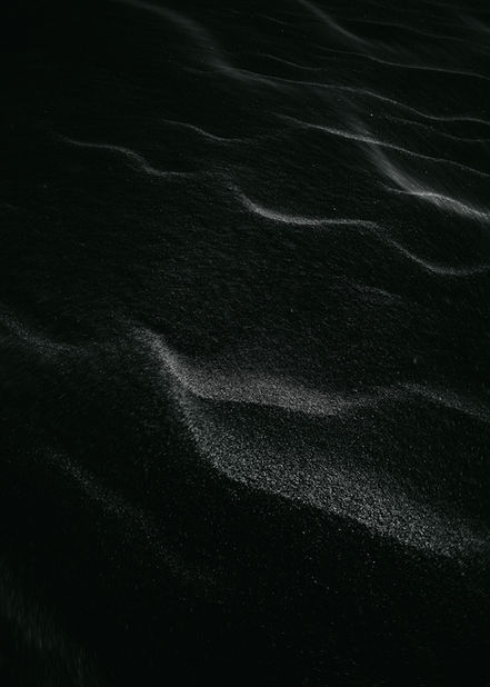 Flores maris, schwere, dunkle schwarzweiß Visualisierung von Wind und Wasser durch mit Doppelbelichtung  verfremdeter Darstellung der Sandsedimente und Rippelmarken am Strand.