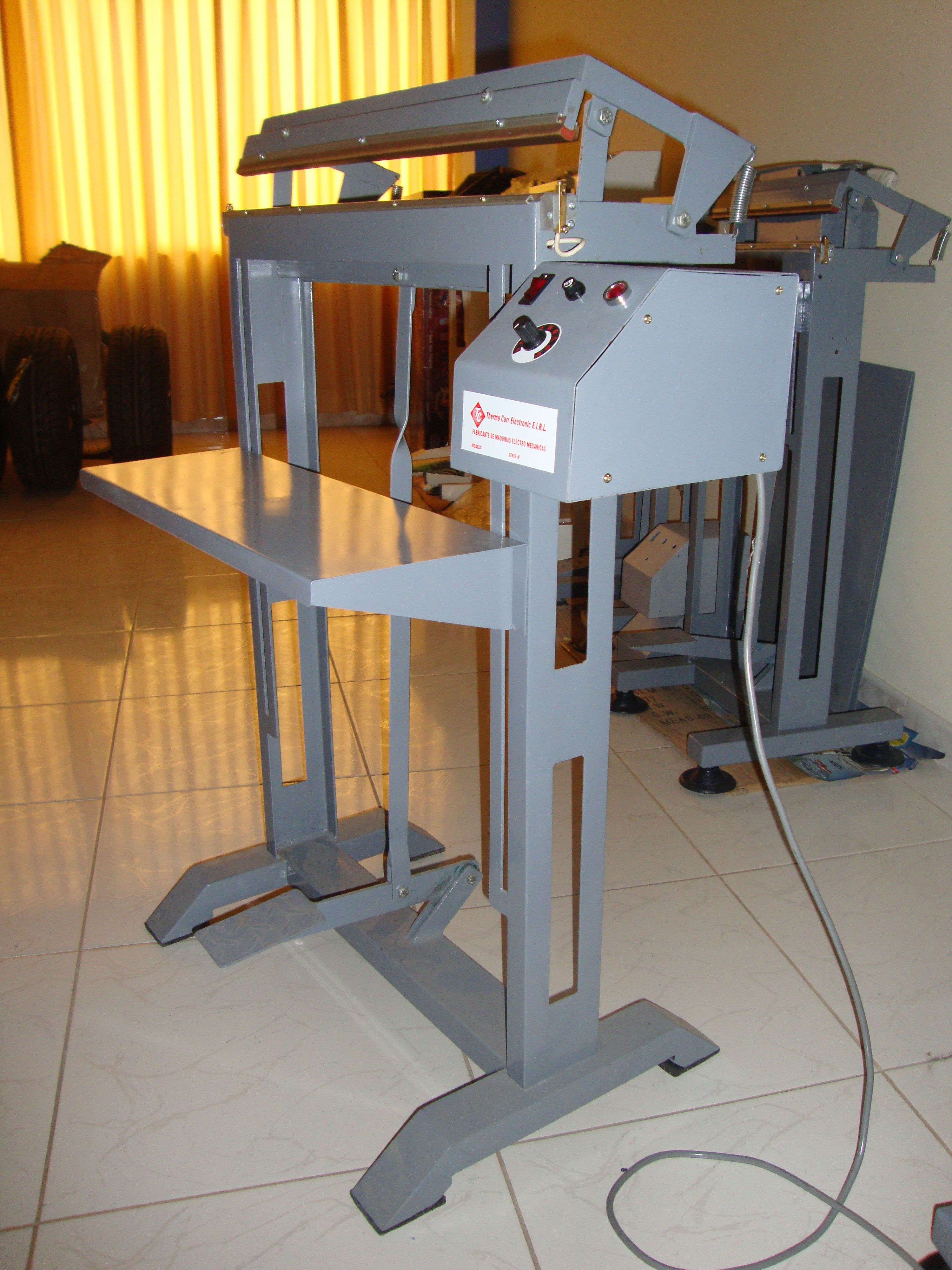 MAQUINA SELLADORA DE IMPULSO ELÉCTRICO A PEDAL