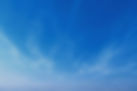 Blauer Himmel mit ein paar Wolken.