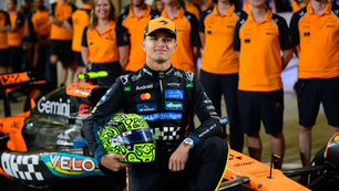 Lando Norris se Corona en el Desierto Bajo la Sombra de un Max Gigante