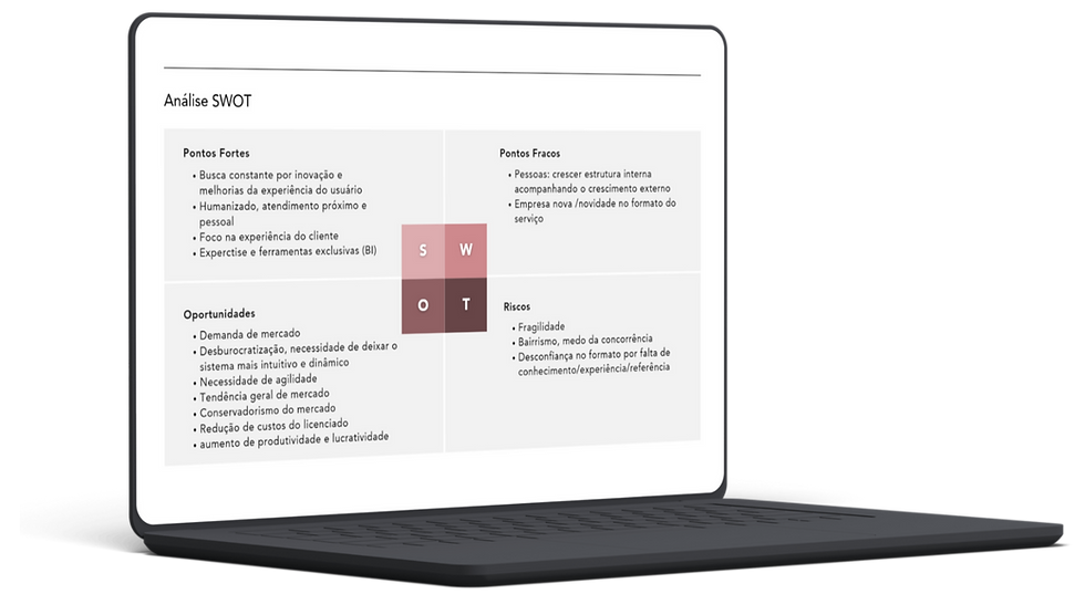 Tela de laptop mostrando a análise SWOT feita durante o diagnóstico de branding estratégico do case VP+, com pontos fortes, fracos, oportunidades e riscos