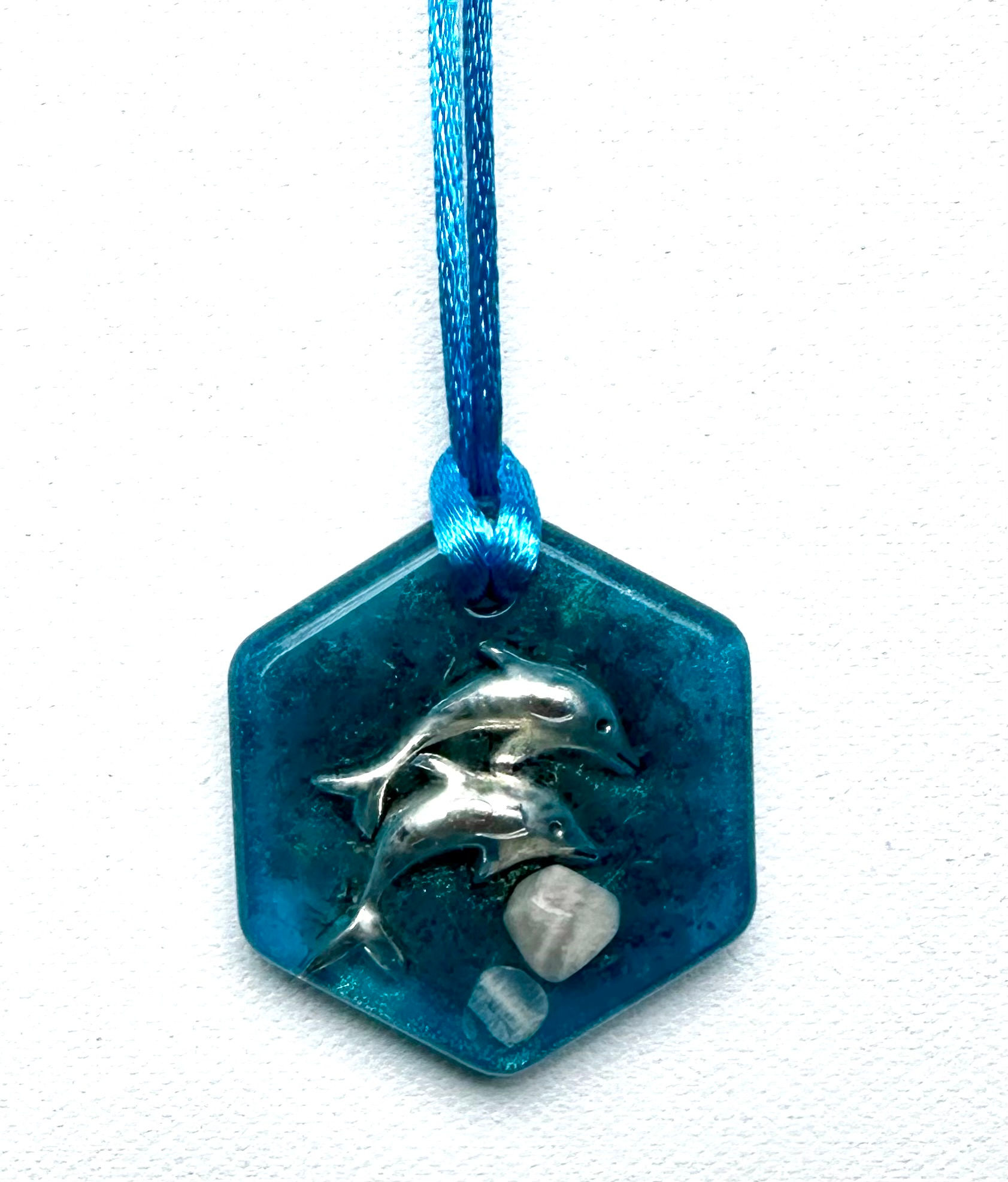 „Aqua Resonance I“- Doppel-Delphin Anhänger – Hexagon Silber (4 cm)