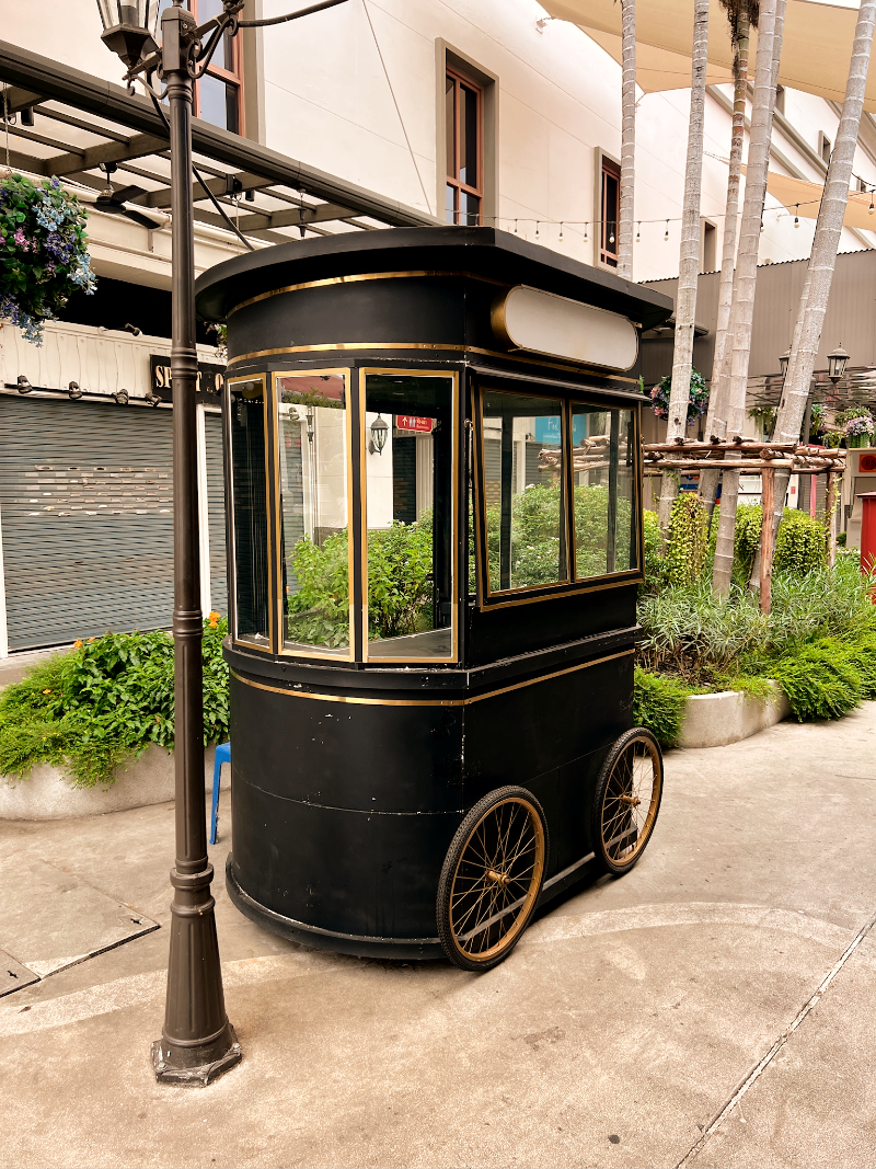 Schwarzer, kleiner Wagen an einem Nightmarket in Thailand
