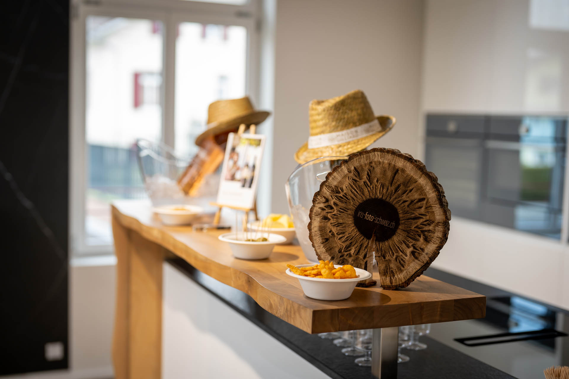 Gelaserte Iris auf Holz - Eröffungsfeier Iris Foto Luzern
