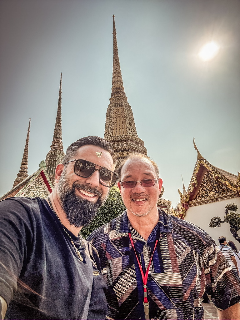 Tiki und Dave im Wat Pho Tempel in Bangkok