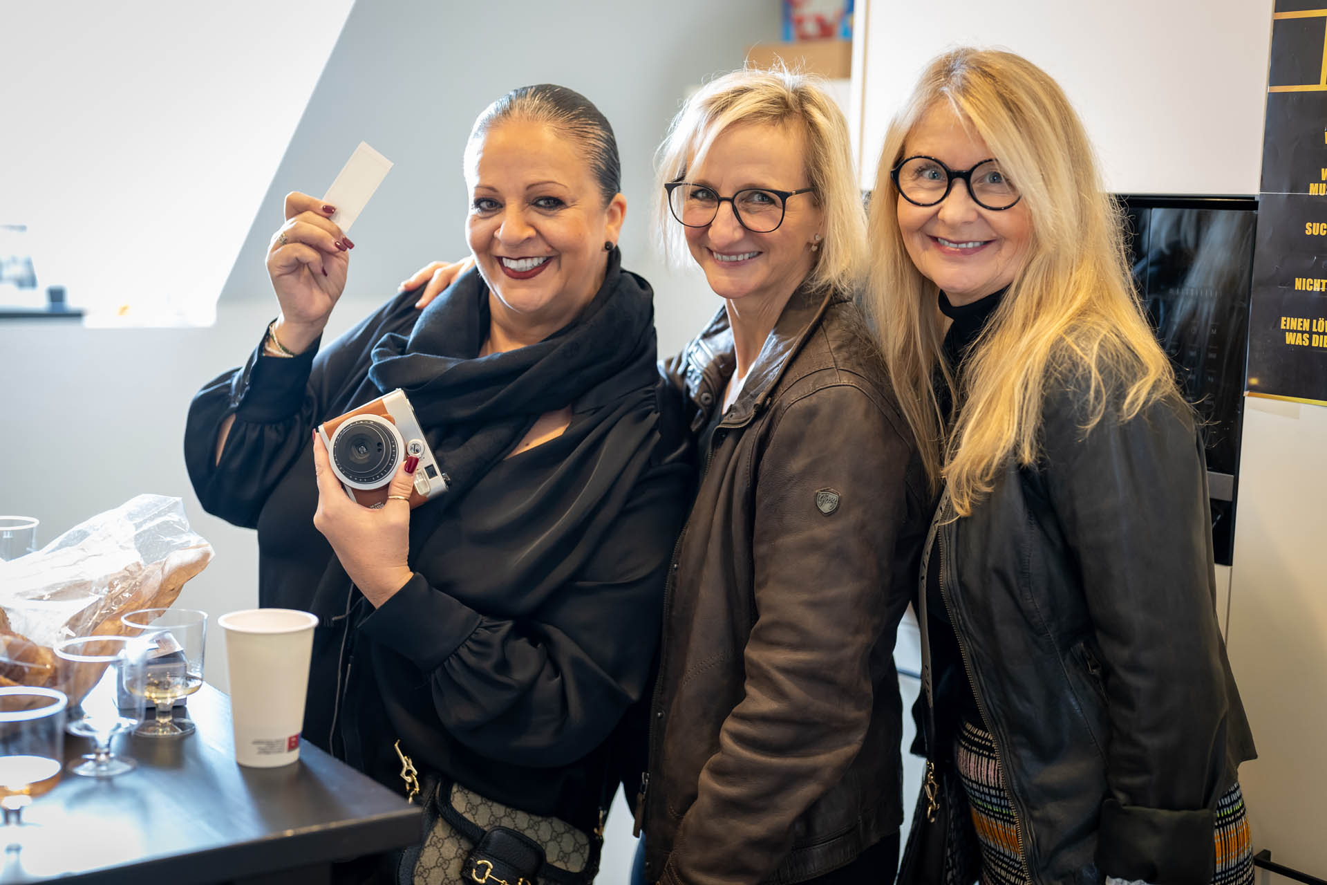 Lori, Sandra und Rita - Eröffungsfeier Iris Foto Luzern
