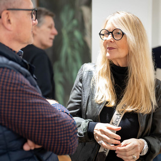 Rita Fasel im Gespräch - Eröffungsfeier Iris Foto Luzern