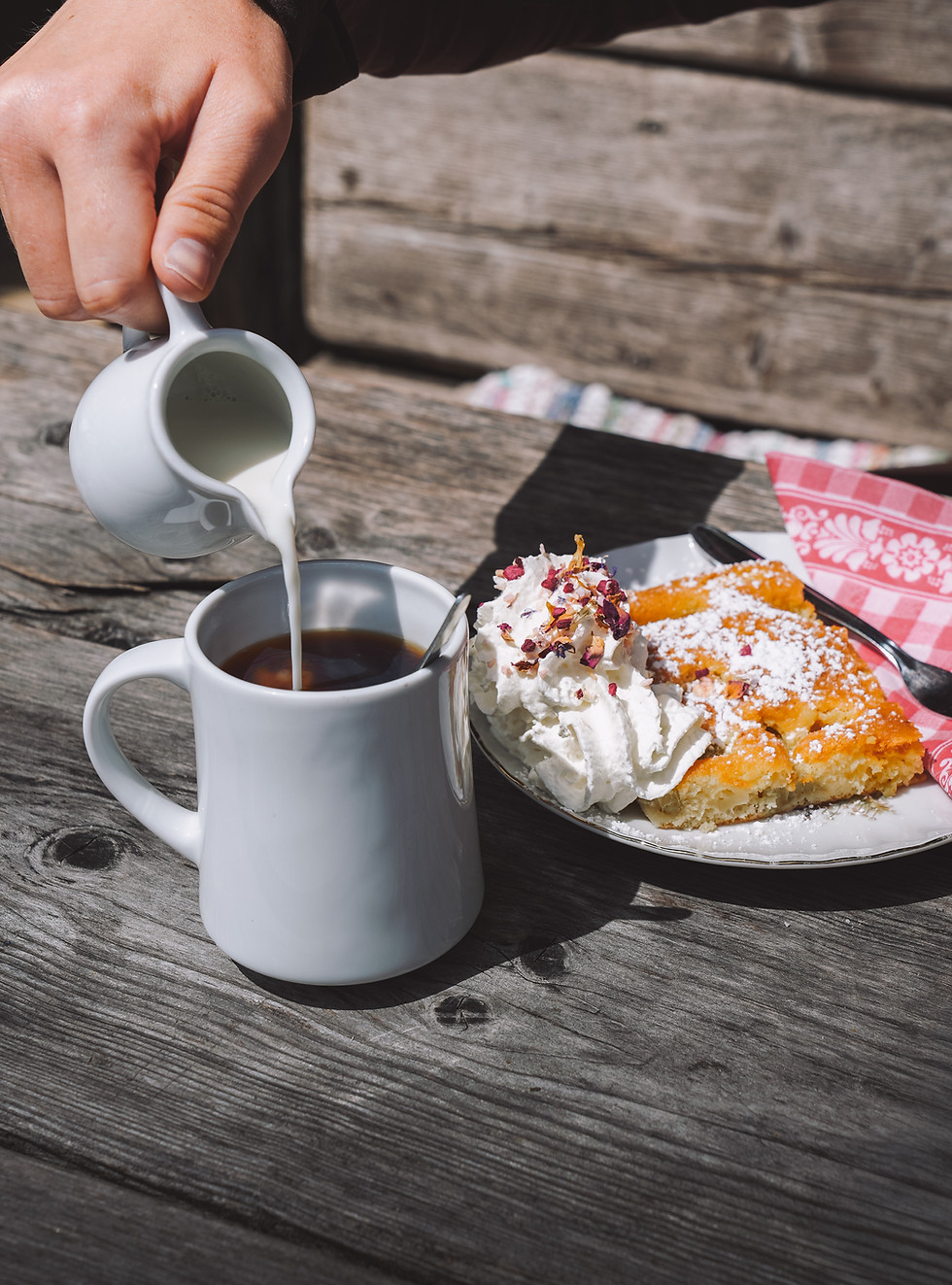 Kaffee und hausgemachte Kuchen auf der Alm