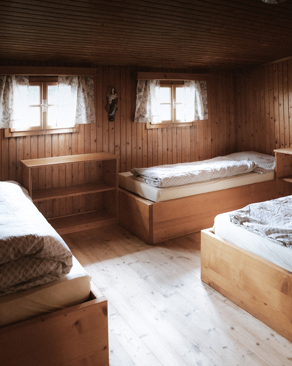 Gemütliches Mehrbettzimmer mit Holzvertäfelung zum Übernachten