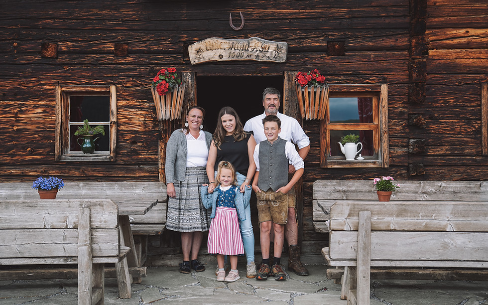 Familie Gratz vor der Almhütte