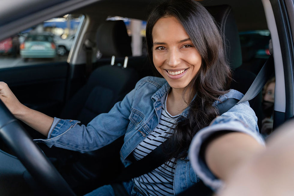mujer-morena-tomando-un-selfie-en-su-coche.jpg