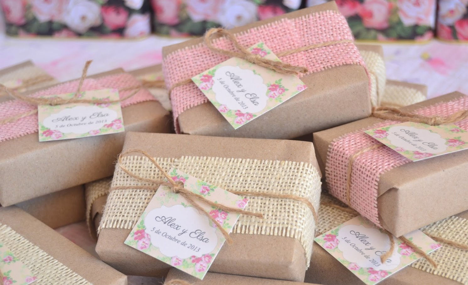 Papel kraft + tarjeta + banda yute + cordil