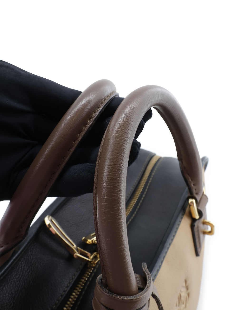Thumbnail: Loewe Amazona 28 Handbag