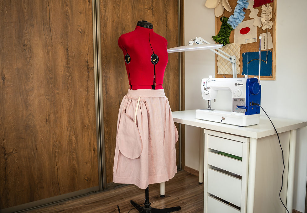 Fixed pockets are protected from sagging and will stay in place without creating bulk