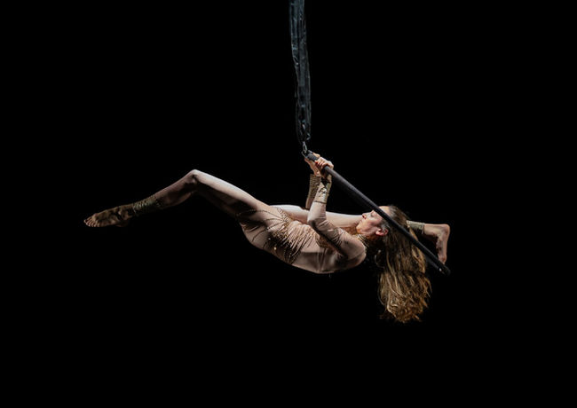 PAULINE LARRIBAT Aerien Cerceau Tissu Lyra Pole Lune Bordeaux