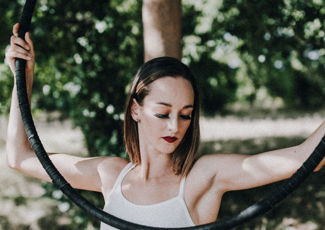 PAULINE LARRIBAT Aerien Cerceau Tissu Lyra Pole Lune Bordeaux