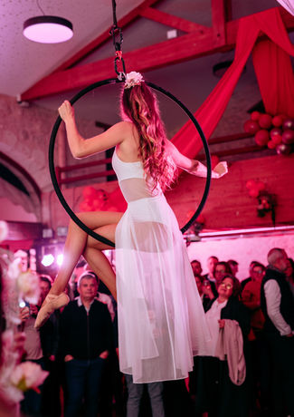 PAULINE LARRIBAT Aerien Cerceau Tissu Lyra Pole Lune Bordeaux