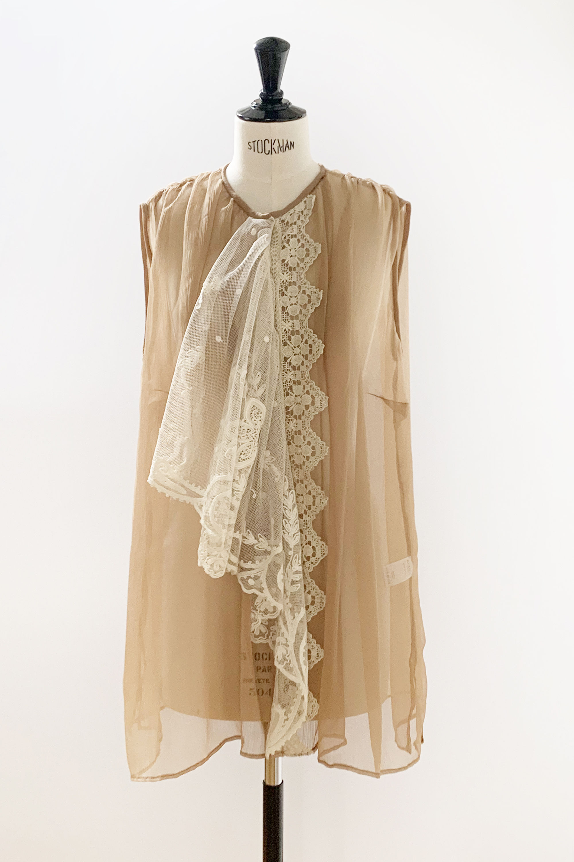 Camicia in crepon di seta senza maniche color caramello vista frontalmente