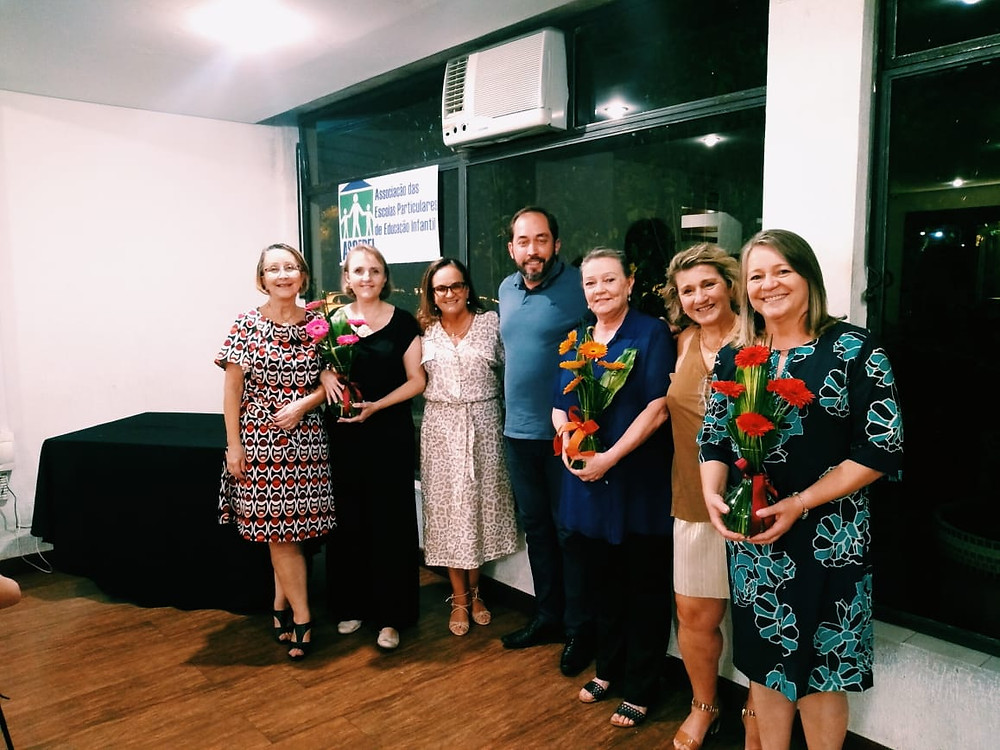 As gestoras que saem da diretoria recebendo uma singela homenagem da Associação