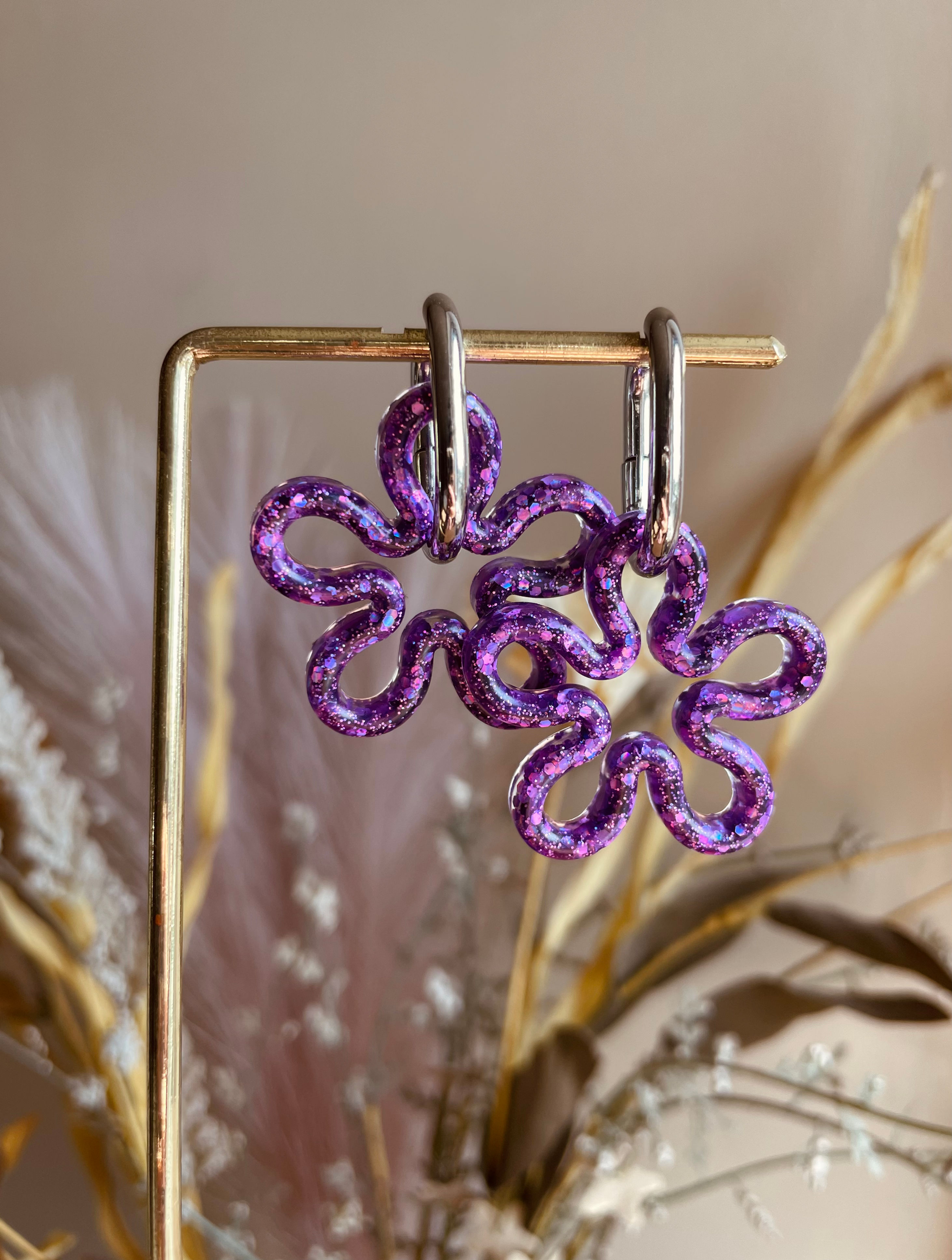 Ensemble pampilles grandes fleurs paillettes violettes avec créoles au choix