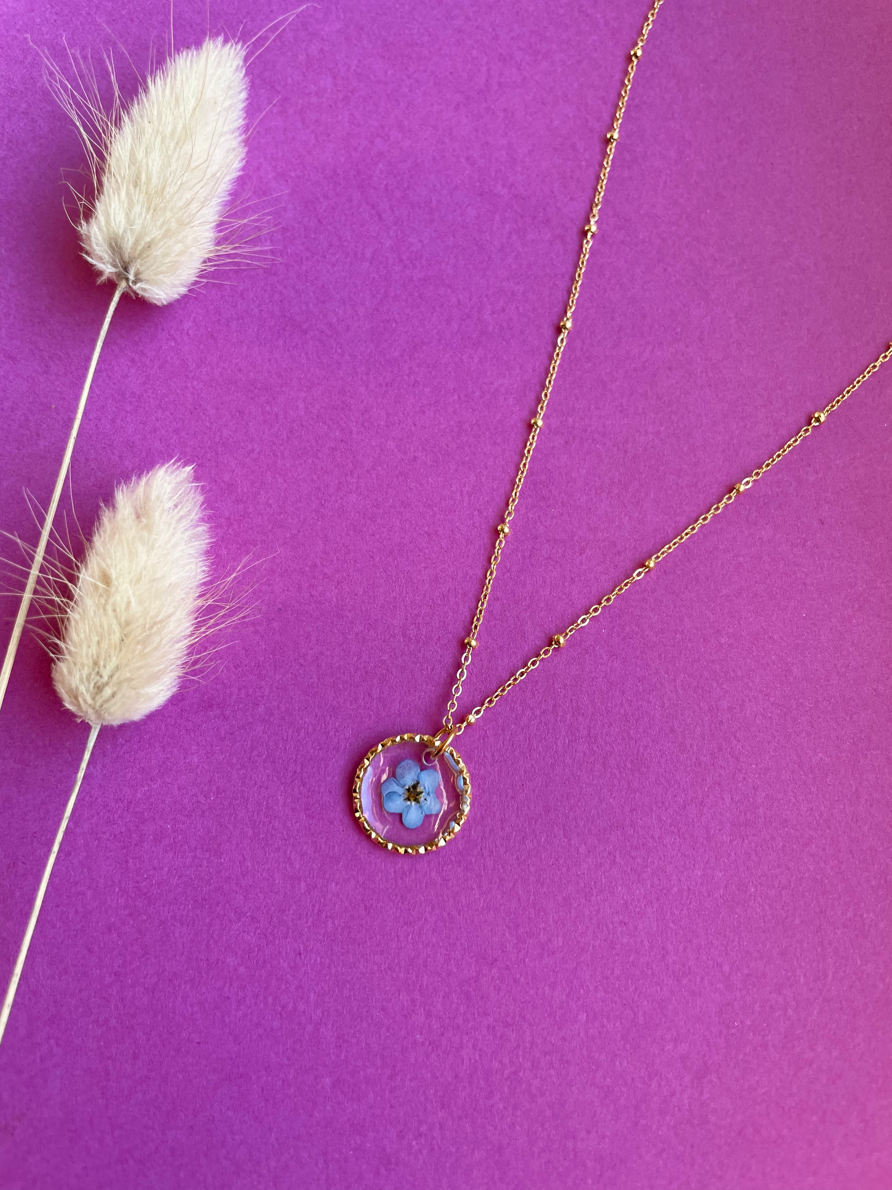 Collier doré avec fleur de Myosotis