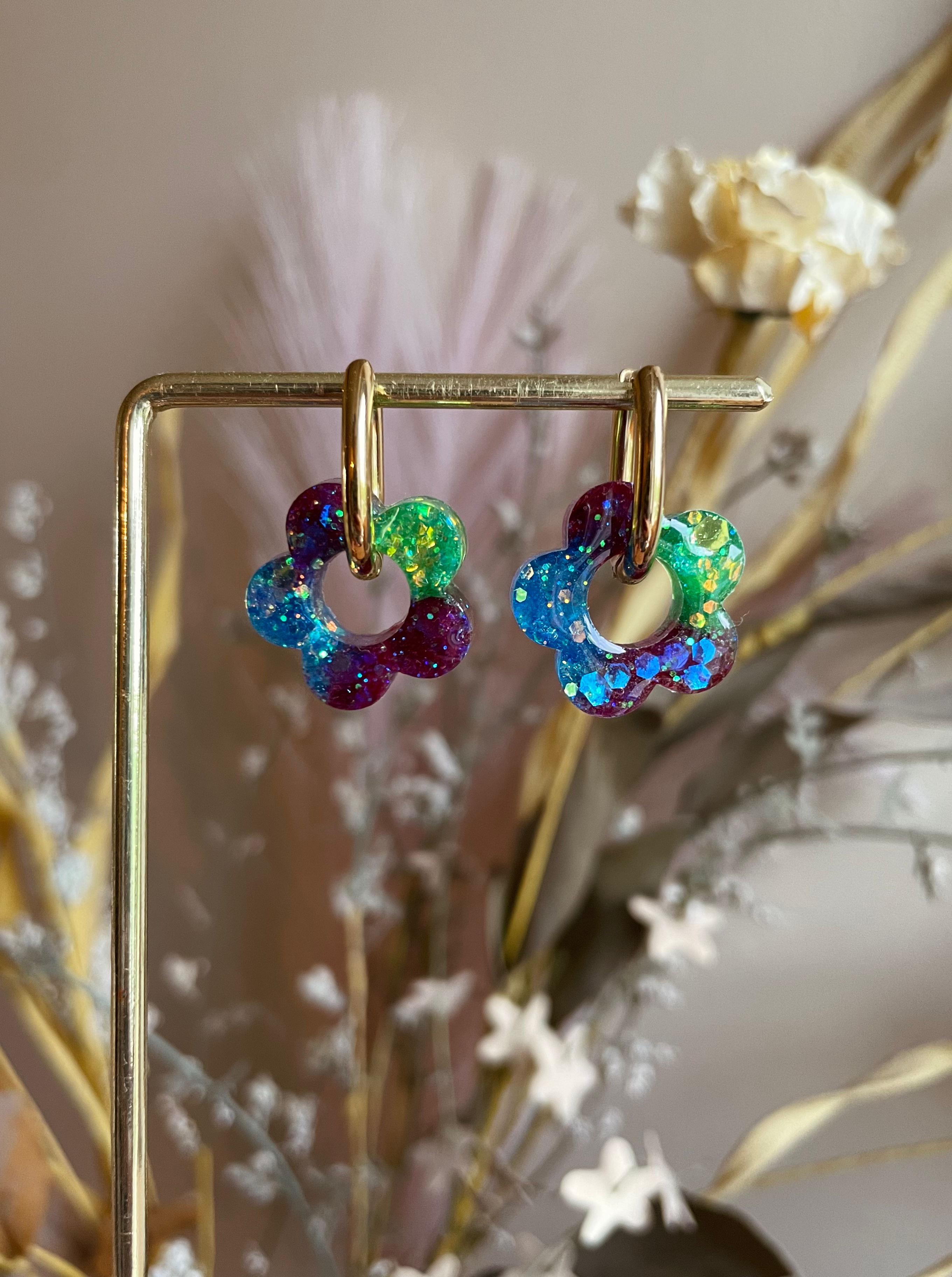 Ensemble pampilles fleurs paillettes multicolores avec créoles dorées