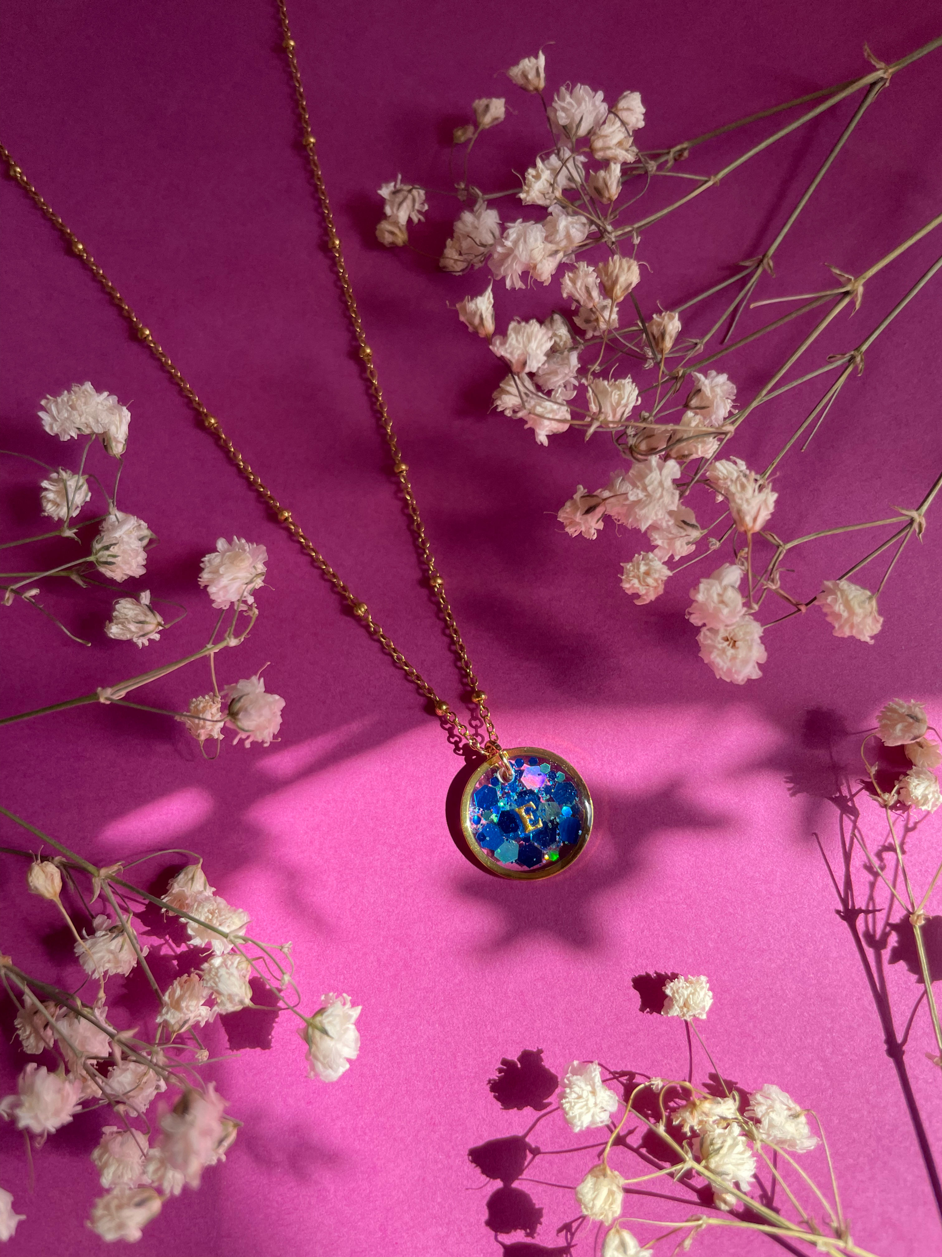 Collier personnalisé initiales en résine époxy – pendentif sur mesure
