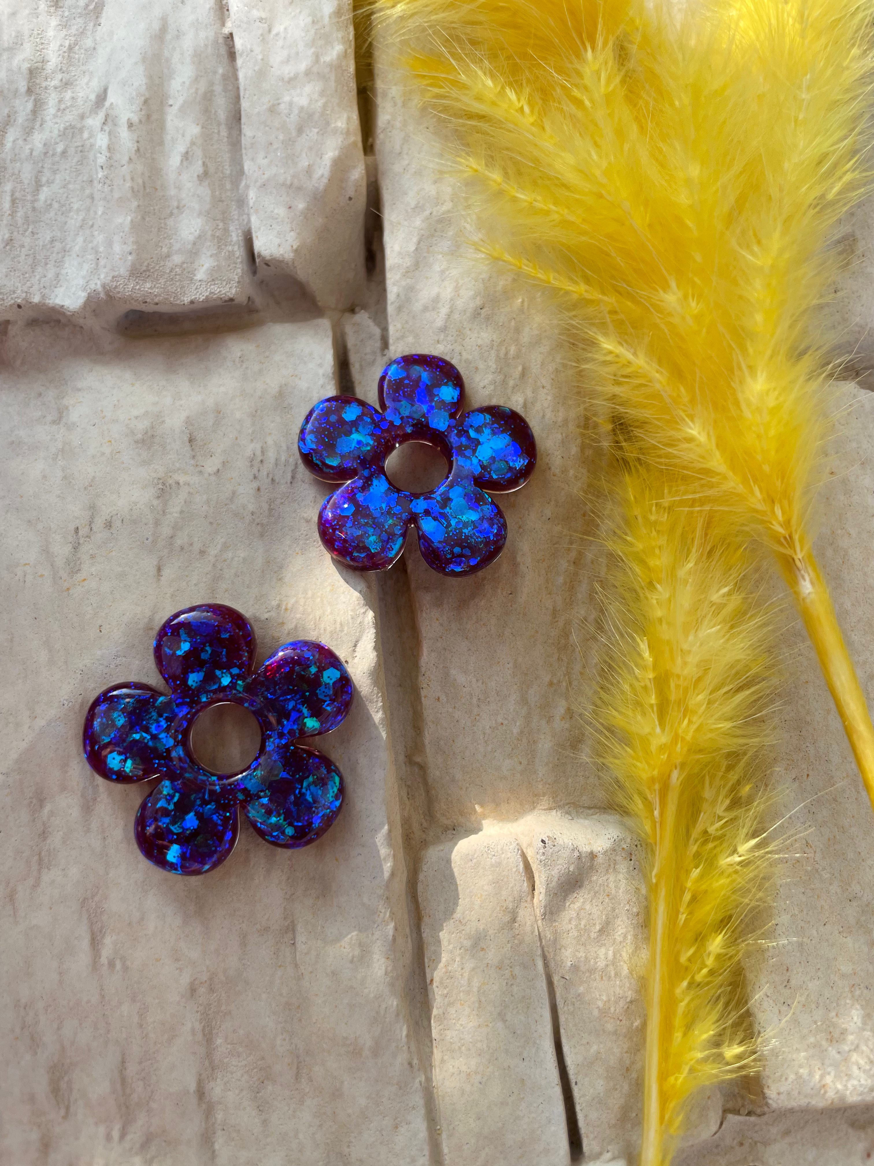 Pampilles grandes fleurs paillettes violettes (sans créoles)