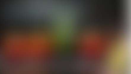 Imagen de varios tomates idénticos rodeando a un solo aguacate, simbolizando la presión por encajar en un molde uniforme y la dificultad de ser diferente en entornos donde se valora la homogeneidad.