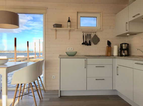 Küche, Sealofts Hausboot- und Ferienhausvermietung, Ostsee Großenbrode bei Fehmarn