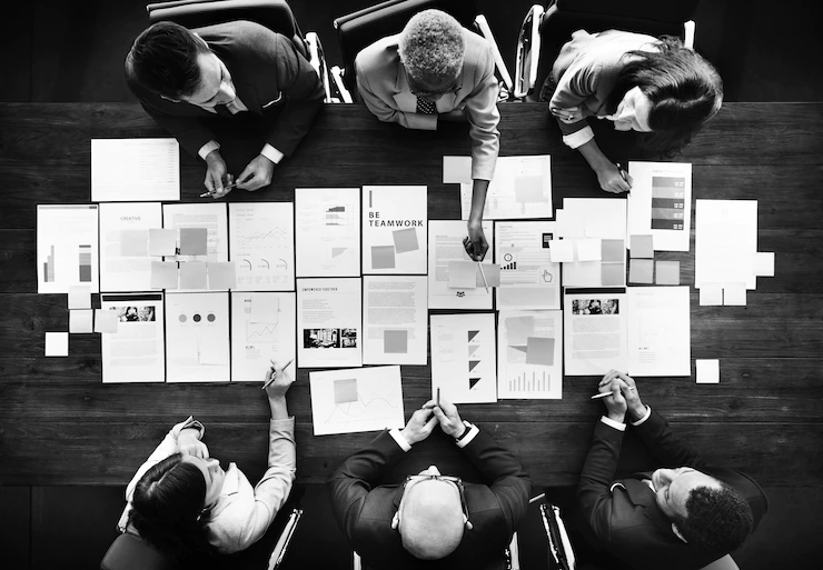 gente-negocios-analizando-estadisticas-concepto-financiero_53876-23509.webp