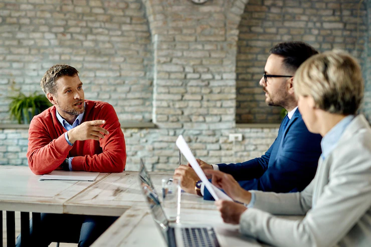 empresario-adulto-medio-comunicandose-equipo-recursos-humanos-entrevista-trabajo-oficina_6