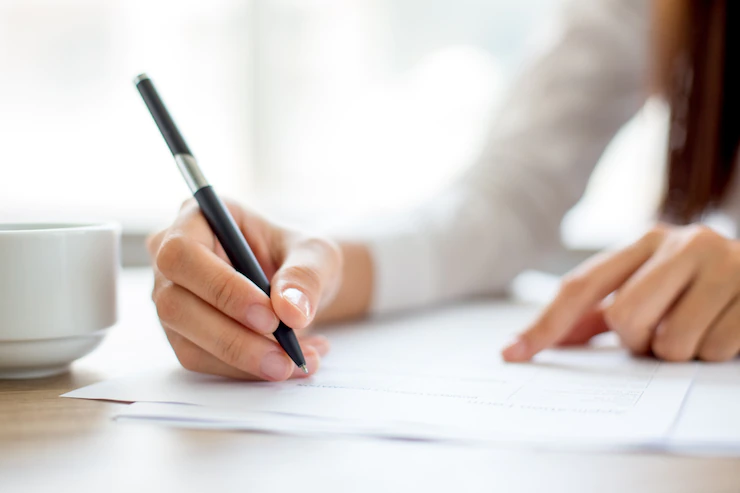 mano-escritura-negocios-papel-oficina_1262-2119.webp