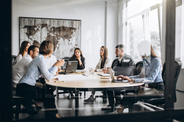 grupo-personas-trabajando-plan-negocios-oficina_1303-15773.webp