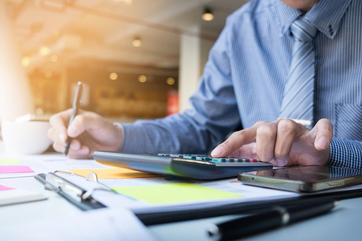 hombre-finanzas-negocios-calculando-numeros-presupuesto-facturas-asesor-financiero-trabaja