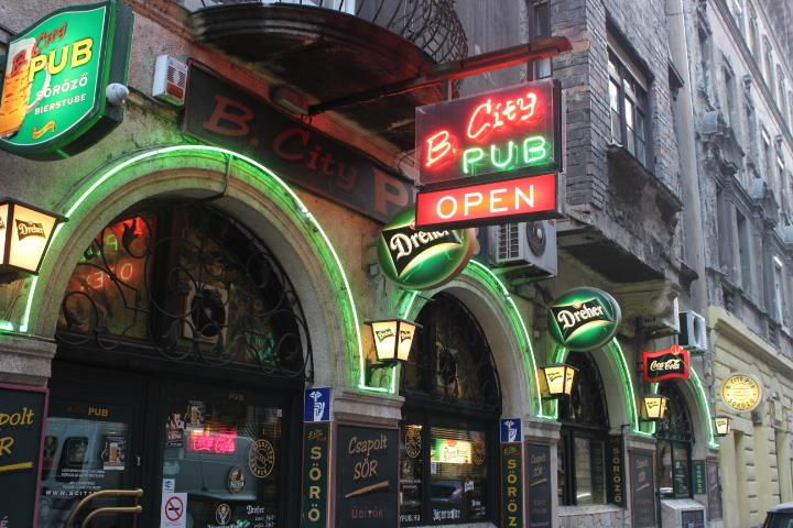 bares com propagandas de cerveja em rua movimentada em Budapeste leste europeu