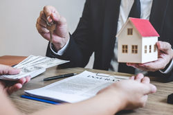 agent-immobilier-recoit-argent-du-client