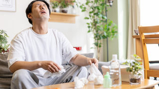 花粉症で辛い男性