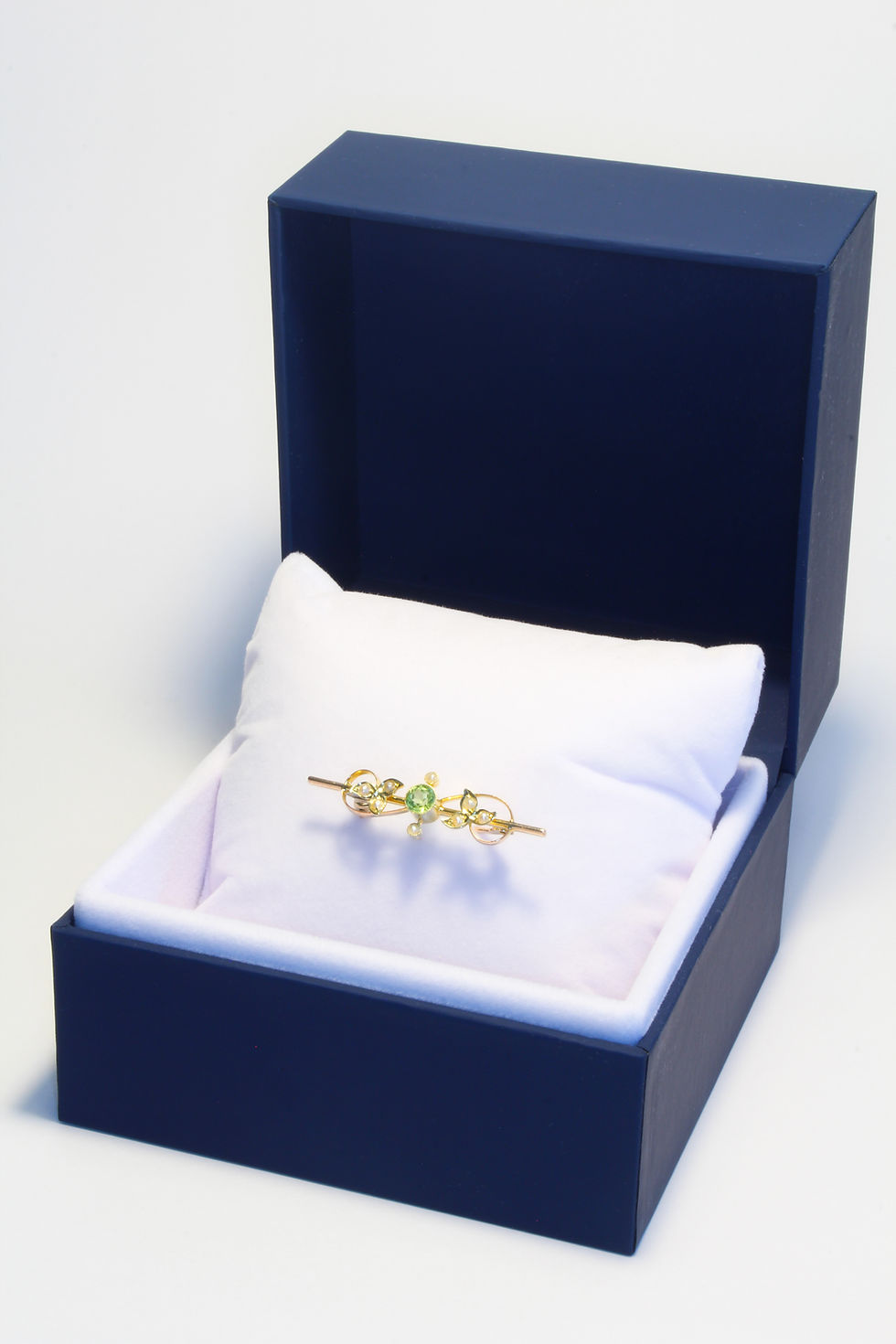 Thumbnail: Early 20th Century 9ct Pearl & Peridot Brooch