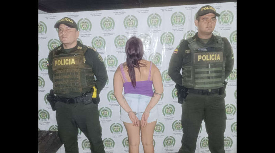 UNA MUJER ES CAPTURADA POR AGREDIR A UN POLICIA
