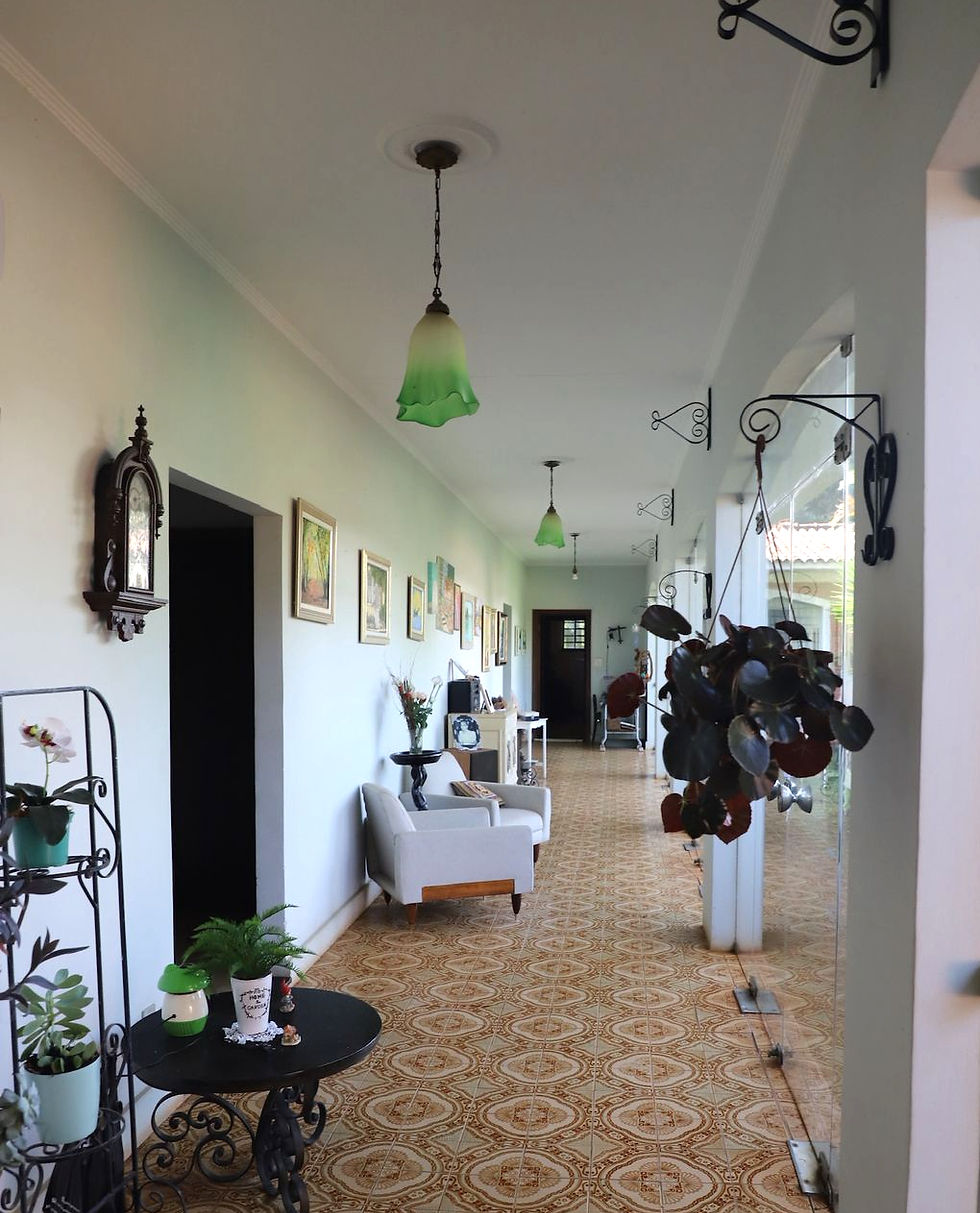Parte das pinturas fica em um corredor-galeria